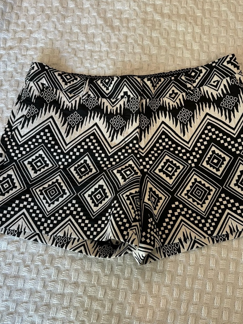 Dalia Black & White Geometric Women’s Shorts Size 10